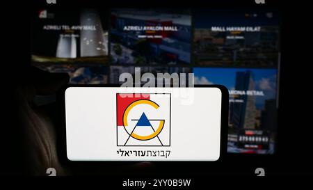 Deutschland. Juli 2024. In dieser Abbildung hält eine Person ein Smartphone mit dem Logo des israelischen Immobilienunternehmens Azrieli Group Ltd. Vor der Business-Website. (Credit Image: © Timon Schneider/SOPA Images via ZUMA Press Wire) NUR REDAKTIONELLE VERWENDUNG! Nicht für kommerzielle ZWECKE! Stockfoto