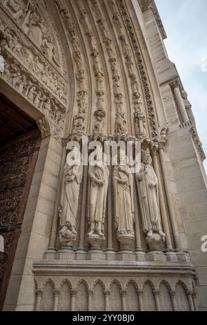 Paris, Frankreich - 12 16 2024: Notre Dame de Paris. Sehen Sie Details zum Tor der Kathedrale Notre-Dame Stockfoto