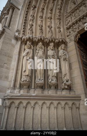 Paris, Frankreich - 12 16 2024: Notre Dame de Paris. Sehen Sie Details zum Tor der Kathedrale Notre-Dame Stockfoto