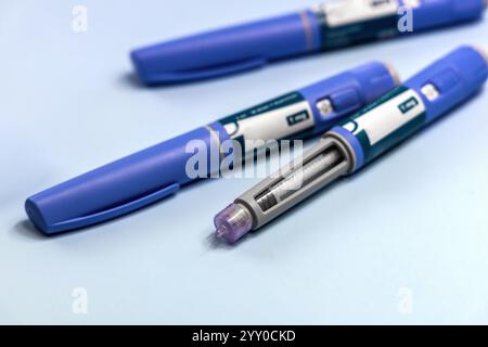 Ozempic Insulininjektions-Pen oder Insulinpatronen-Pen für Diabetiker und Gewichtsverlust. Medizinische Geräte für Diabetesparienten. Stockfoto