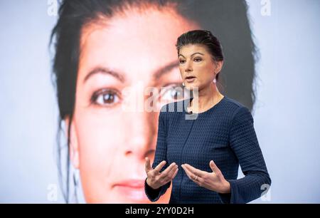 Berlin, Deutschland. Dezember 2024. Sahra Wagenknecht, Bundesvorsitzende der Sahra Wagenknecht Alliance (BSW), stellt die Kampagne der Partei für die Bundestagswahl 2025 vor. Quelle: Michael Kappeler/dpa/Alamy Live News Stockfoto