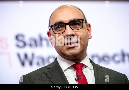 Berlin, Deutschland. Dezember 2024. Shervin Haghsheno, stellvertretender Bundesvorsitzender der BSW, präsentiert die Kampagne der BSW für die Bundestagswahlen 2025. Quelle: Michael Kappeler/dpa/Alamy Live News Stockfoto