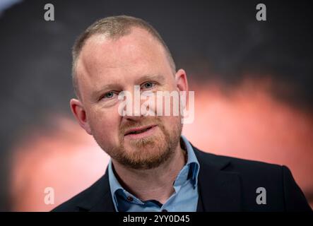 Berlin, Deutschland. Dezember 2024. Christian Leye, Generalsekretär der BSW, stellt die Kampagne der BSW für die Bundestagswahl 2025 vor. Quelle: Michael Kappeler/dpa/Alamy Live News Stockfoto