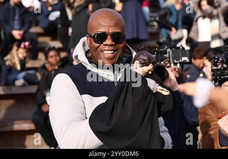 Paris, Frankreich. Dezember 2024. Ein Tourist versucht eine Handpuppe vor der Kathedrale Notre-Dame de Paris, in Paris, Frankreich, 15. Dezember 2024. Chinesische Schauspieler inszenierten eine Flash-Mob-Performance des Handpuppen-Theaterstücks „Notre-Dame de Paris“ vor der neu eröffneten Kathedrale Notre-Dame de Paris im Rahmen der Chinatour in Frankreichs schönsten Dörfern, eine Veranstaltung, die den französisch-chinesischen Kulturaustausch fördern soll. Quelle: Gao Jing/Xinhua/Alamy Live News Stockfoto