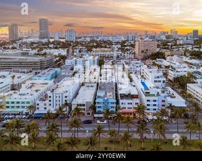 Ocean Drive ist das pulsierende Herz von Miami Beach, berühmt für seine farbenfrohe Art déco-Architektur, lebhafte Atmosphäre und palmengesäumte Straßen. Dieser legendäre Stockfoto