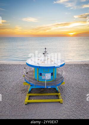 Die Lincoln Road 1 Lifeguard Hut während der Art Basel und der Art Week in South Beach ist ein farbenprächtiges Wahrzeichen der lebendigen Küstenkultur von Miami Beach Stockfoto