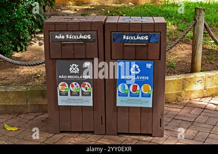 RIO DE JANEIRO, BRASILIEN - 13. Dezember 2024: Zwei Abfallbehälter, nicht recycelbar und recycelbar Stockfoto