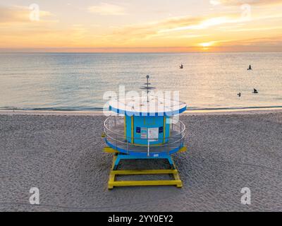 Die Lincoln Road 1 Lifeguard Hut während der Art Basel und der Art Week in South Beach ist ein farbenprächtiges Wahrzeichen der lebendigen Küstenkultur von Miami Beach Stockfoto