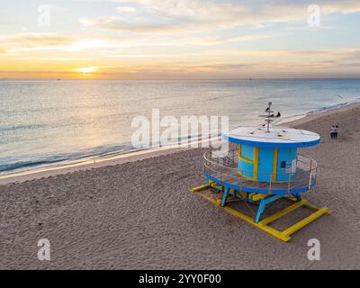 Die Lincoln Road 1 Lifeguard Hut während der Art Basel und der Art Week in South Beach ist ein farbenprächtiges Wahrzeichen der lebendigen Küstenkultur von Miami Beach Stockfoto