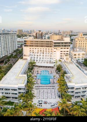 Das Ritz-Carlton Miami Beach verkörpert zeitlosen Luxus und Eleganz mit erstklassigen Unterkünften und atemberaubendem Blick auf das Wasser. Dieser legendäre Stockfoto