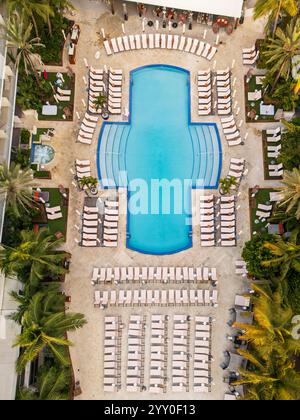 Das Ritz-Carlton Miami Beach verkörpert zeitlosen Luxus und Eleganz mit erstklassigen Unterkünften und atemberaubendem Blick auf das Wasser. Dieser legendäre Stockfoto