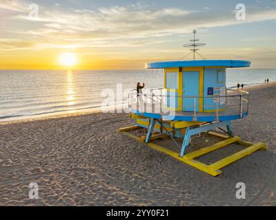 Die Lincoln Road 1 Lifeguard Hut während der Art Basel und der Art Week in South Beach ist ein farbenprächtiges Wahrzeichen der lebendigen Küstenkultur von Miami Beach Stockfoto