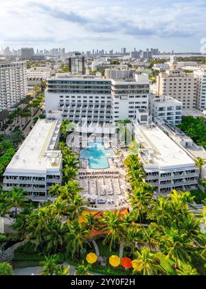 Das Ritz-Carlton Miami Beach verkörpert zeitlosen Luxus und Eleganz mit erstklassigen Unterkünften und atemberaubendem Blick auf das Wasser. Dieser legendäre Stockfoto