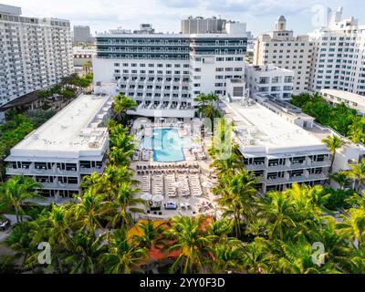 Das Ritz-Carlton Miami Beach verkörpert zeitlosen Luxus und Eleganz mit erstklassigen Unterkünften und atemberaubendem Blick auf das Wasser. Dieser legendäre Stockfoto