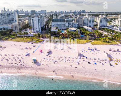 Das Ritz-Carlton Miami Beach verkörpert zeitlosen Luxus und Eleganz mit erstklassigen Unterkünften und atemberaubendem Blick auf das Wasser. Dieser legendäre Stockfoto