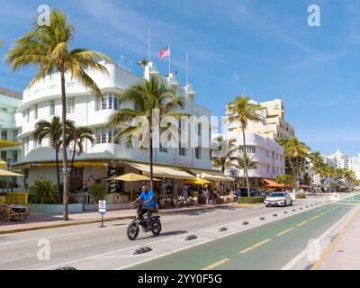 Ocean Drive ist das pulsierende Herz von Miami Beach, berühmt für seine farbenfrohe Art déco-Architektur, lebhafte Atmosphäre und palmengesäumte Straßen. Dieser legendäre Stockfoto