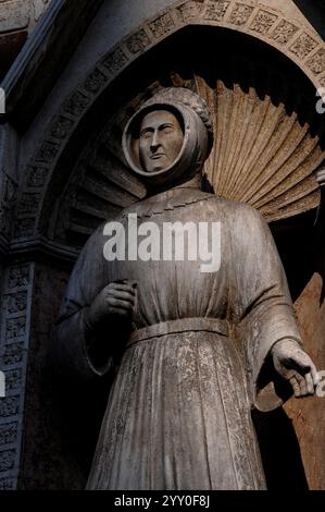 Marquis Alberto V d’Este (1347–1393), Gründer der Universität Ferrara. Statue in Nische an der Westfront der Kathedrale St. Georg (Duomo di San Giorgio Martyre) in Ferrara, Emilia-Romagna, Italien. Stockfoto