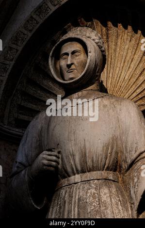 Alberto V d’Este (1347–1393) aus dem Haus Este, Gründer der Universität Ferrara in Emilia-Romagna, Italien und Marquis, Herr oder Podestà von Ferrara. Statue in Nische an der Westfront der Kathedrale St. Georg (Duomo di San Giorgio Martyre) in Ferrara. Stockfoto