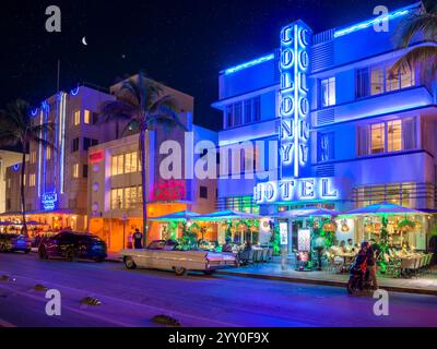 Ocean Drive ist das pulsierende Herz von Miami Beach, berühmt für seine farbenfrohe Art déco-Architektur, lebhafte Atmosphäre und palmengesäumte Straßen. Dieser legendäre Stockfoto