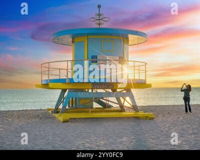 Die Lincoln Road 1 Lifeguard Hut in South Beach ist ein farbenfrohes Wahrzeichen der lebendigen Küstenkultur und des Designs von Miami Beach. Mischfunktion Stockfoto