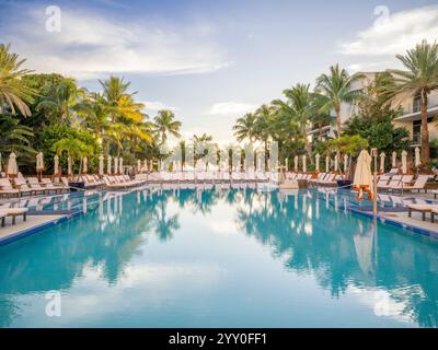 Das Ritz-Carlton Miami Beach verkörpert zeitlosen Luxus und Eleganz mit erstklassigen Unterkünften und atemberaubendem Blick auf das Wasser. Dieser legendäre Stockfoto