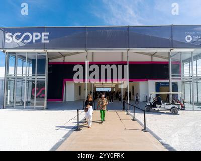 Scope Miami Beach ist eine internationale Weltmesse, auf der modernste zeitgenössische Werke von aufstrebenden und etablierten Künstlern präsentiert werden. Dies exklusive Stockfoto