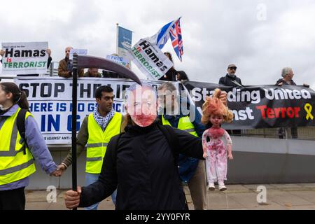 Pro-palästinensische demonstranten marschieren solidarisch mit Palästina in London, während pro-israelische Gegenprotestierende auf der Route zusammentreten. Stockfoto