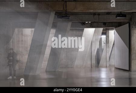 London, Großbritannien - 07. November 2023 - Blick auf Betonsäulen im Blavatnik-Gebäude der Erweiterung Tate Modern Switch House. Innenraum im Tate Modern ITS dist Stockfoto