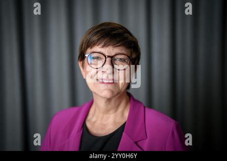 Berlin, Deutschland. Dezember 2024. Saskia Esken, SPD-Vorsitzende, schaut in die Kamera des Fotografen während eines Interviews mit der Deutschen Presseagentur. Quelle: Kay Nietfeld/dpa/Alamy Live News Stockfoto