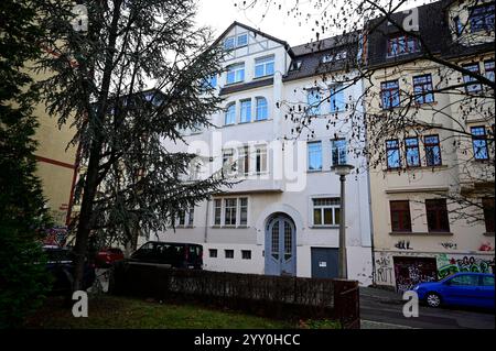 Das Wohnhaus Gütchenstraße Nr. 20 in Halle. Halle/Saale, 17.12.2024. Ehemaliges Wohnhaus von Reinhard Heydrichs Familie. Reinhard Heydrich war ein deutscher SS-Obergruppenführer und General der Polizei. 1941 wurde er von Hermann Göring mit der sogenannten Endlösung der Judenfrage beauftragt und war ab diesem Zeitpunkt der eigentliche Organisator des Holocausts. Er wurde am 7. März 1904 in Halle/Saale geboren und ist auch hier aufgewachsen. Seine Eltern bezogen 1908 das Haus in der Gütchenstraße 20 1. OG und gründeten dort im Hinterhaus ein Musikkonservatorium. Sachsen-Anhalt Deutschland *** die Resi Stockfoto