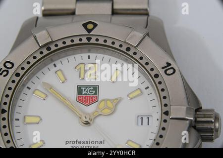 Nahaufnahme einer schweizer Uhr von Tag Heuer. Hochwertige Fotos Stockfoto