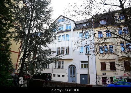 Das Wohnhaus Gütchenstraße Nr. 20 in Halle. Halle/Saale, 17.12.2024. Ehemaliges Wohnhaus von Reinhard Heydrichs Familie. Reinhard Heydrich war ein deutscher SS-Obergruppenführer und General der Polizei. 1941 wurde er von Hermann Göring mit der sogenannten Endlösung der Judenfrage beauftragt und war ab diesem Zeitpunkt der eigentliche Organisator des Holocausts. Er wurde am 7. März 1904 in Halle/Saale geboren und ist auch hier aufgewachsen. Seine Eltern bezogen 1908 das Haus in der Gütchenstraße 20 1. OG und gründeten dort im Hinterhaus ein Musikkonservatorium. Sachsen-Anhalt Deutschland *** die Resi Stockfoto