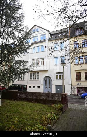 Das Wohnhaus Gütchenstraße Nr. 20 in Halle. Halle/Saale, 17.12.2024. Ehemaliges Wohnhaus von Reinhard Heydrichs Familie. Reinhard Heydrich war ein deutscher SS-Obergruppenführer und General der Polizei. 1941 wurde er von Hermann Göring mit der sogenannten Endlösung der Judenfrage beauftragt und war ab diesem Zeitpunkt der eigentliche Organisator des Holocausts. Er wurde am 7. März 1904 in Halle/Saale geboren und ist auch hier aufgewachsen. Seine Eltern bezogen 1908 das Haus in der Gütchenstraße 20 1. OG und gründeten dort im Hinterhaus ein Musikkonservatorium. Sachsen-Anhalt Deutschland *** die Resi Stockfoto