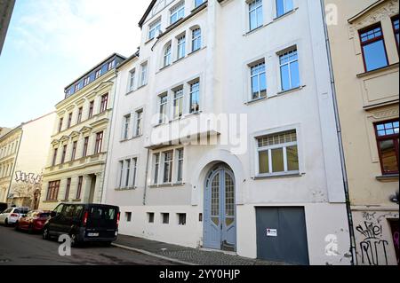 Das Wohnhaus Gütchenstraße Nr. 20 in Halle. Halle/Saale, 17.12.2024. Ehemaliges Wohnhaus von Reinhard Heydrichs Familie. Reinhard Heydrich war ein deutscher SS-Obergruppenführer und General der Polizei. 1941 wurde er von Hermann Göring mit der sogenannten Endlösung der Judenfrage beauftragt und war ab diesem Zeitpunkt der eigentliche Organisator des Holocausts. Er wurde am 7. März 1904 in Halle/Saale geboren und ist auch hier aufgewachsen. Seine Eltern bezogen 1908 das Haus in der Gütchenstraße 20 1. OG und gründeten dort im Hinterhaus ein Musikkonservatorium. Sachsen-Anhalt Deutschland *** die Resi Stockfoto