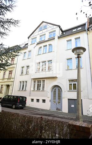 Das Wohnhaus Gütchenstraße Nr. 20 in Halle. Halle/Saale, 17.12.2024. Ehemaliges Wohnhaus von Reinhard Heydrichs Familie. Reinhard Heydrich war ein deutscher SS-Obergruppenführer und General der Polizei. 1941 wurde er von Hermann Göring mit der sogenannten Endlösung der Judenfrage beauftragt und war ab diesem Zeitpunkt der eigentliche Organisator des Holocausts. Er wurde am 7. März 1904 in Halle/Saale geboren und ist auch hier aufgewachsen. Seine Eltern bezogen 1908 das Haus in der Gütchenstraße 20 1. OG und gründeten dort im Hinterhaus ein Musikkonservatorium. Sachsen-Anhalt Deutschland *** die Resi Stockfoto