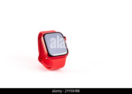 Las Palmas, Spanien, 19. Dezember 2024: Nahaufnahme einer neuen Apple Watch Series 9 ROT isoliert auf weißem Hintergrund. Stockfoto