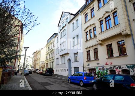 Das Wohnhaus Gütchenstraße Nr. 20 in Halle. Halle/Saale, 17.12.2024. Ehemaliges Wohnhaus von Reinhard Heydrichs Familie. Reinhard Heydrich war ein deutscher SS-Obergruppenführer und General der Polizei. 1941 wurde er von Hermann Göring mit der sogenannten Endlösung der Judenfrage beauftragt und war ab diesem Zeitpunkt der eigentliche Organisator des Holocausts. Er wurde am 7. März 1904 in Halle/Saale geboren und ist auch hier aufgewachsen. Seine Eltern bezogen 1908 das Haus in der Gütchenstraße 20 1. OG und gründeten dort im Hinterhaus ein Musikkonservatorium. Sachsen-Anhalt Deutschland *** die Resi Stockfoto