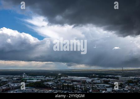 Wolken über der Stadt von einer Drohne aus gesehen. Stockfoto