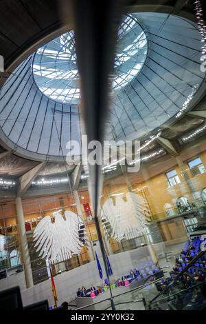 Berlin, Deutschland. Dezember 2024. Blick in das Plenum des Bundestages während der Regierungsvernehmung. Quelle: Kay Nietfeld/dpa/Alamy Live News Stockfoto