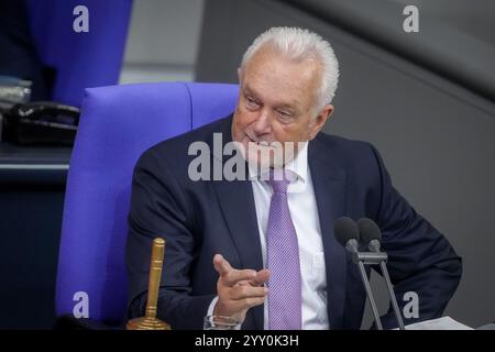 Berlin, Deutschland. Dezember 2024. Wolfgang Kubicki, stellvertretender Vorsitzender der FDP und Vizepräsident des Bundestages, führt die Sitzung des Bundestages mit der Regierungsvernehmung. Quelle: Kay Nietfeld/dpa/Alamy Live News Stockfoto