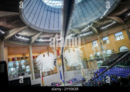 Berlin, Deutschland. Dezember 2024. Blick in das Plenum des Bundestages während der Regierungsvernehmung. Quelle: Kay Nietfeld/dpa/Alamy Live News Stockfoto