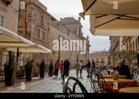 Al Fresco Café und Sitzbereiche mit Syrakus Kathedrale im Hintergrund, auf der Piazza Minerva. Cattedrale metropolitana della Natività di Maria Santissima, Syrakus, Sizilien, Süditalien Stockfoto