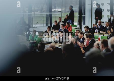 Michael Kretschmer, Ministerpraesident von Sachsen, aufgenommen nach seiner Wiederwahl zum Ministerpraesidenten Sachsens in Dresden, 18.12.2024. Die CDU Sachsen hat gestern gemeinsam mit der SPD den Koalitionsvertrag unterzeichnet. Beide Parteien zusammen haben aber keine eigene Mehrheit im Saechsischen Landtag. Dresden Deutschland *** Michael Kretschmer, sächsischer Ministerpräsident, Bild nach seiner Wiederwahl zum sächsischen Staatspräsidenten in Dresden, 18 12 2024 die CDU Sachsen unterzeichnete gestern gemeinsam mit der SPD den Koalitionsvertrag, beide Parteien zusammen haben jedoch keinen eigenen Major Stockfoto