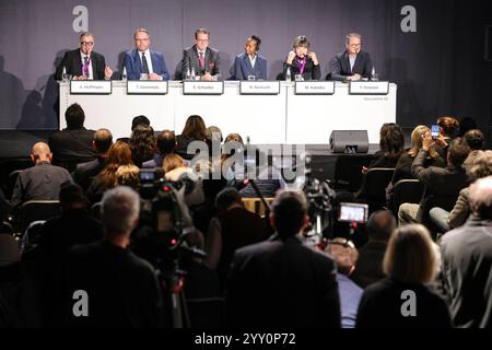 Vorstellung der Kuenstlerischen Leitung der documenta 16 Uhr Mittwoch 18.12.2024 in Kassel. Foto v.l.: Andreas Hoffmann, Geschaeftsfuehrer der documenta und Museum Fridericianum gGmbH Timon Gremmels, der stellvertretende Aufsichtsratsvorsitzende und Hessischer Staatsminister für Wissenschaft und Forschung, Kunst und Kultur Oberbuergermeister Sven Schoeller, Aufsichtsratsvorsitzende der documenta und Museum Fridericianum gGmbH Naomi Beckwith Mami Kataoka, Vertreterin der Findungskommission Yilmaz Dzior, Weltkomi Findungskommission, Beckenkommission Naomi Findungskommission Stockfoto