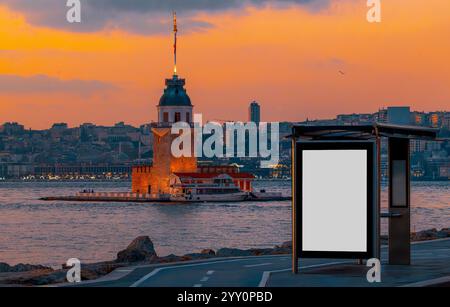 Mädchenturm im Hintergrund und Werbetafel für Bushaltestellen im Sonnenuntergang, Istanbul, Türkei Stockfoto