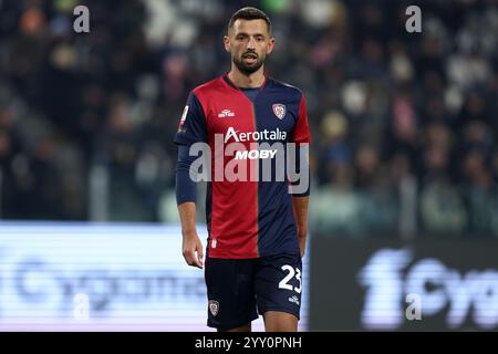 Turin, Italien. Dezember 2024. Mateusz Wieteska von Cagliari Calcio sieht beim Achtelfinale der Coppa Italia zwischen Juventus FC und Cagliari Calcio am 17. Dezember 2024 im Allianz Stadium in Turin an. Quelle: Marco Canoniero/Alamy Live News Stockfoto