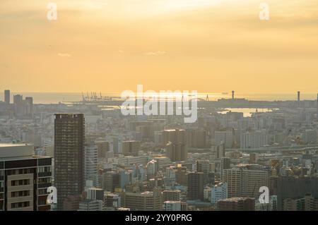 Blick auf die Innenstadt von Osaka von der Aussichtsplattform des Umeda Sky Building in Osaka, Japan am 25. November 2017 Stockfoto