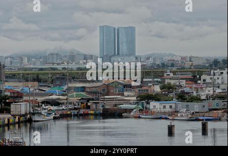 Blick auf den Jeju Dream Tower vom Dodubong Peak, Jeju City, Jeju Island, Südkorea Stockfoto