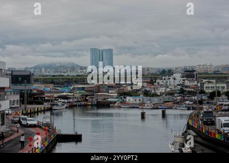 Blick auf den Jeju Dream Tower vom Dodubong Peak, Jeju City, Jeju Island, Südkorea Stockfoto