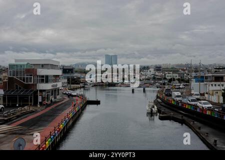 Blick auf den Jeju Dream Tower vom Dodubong Peak, Jeju City, Jeju Island, Südkorea Stockfoto